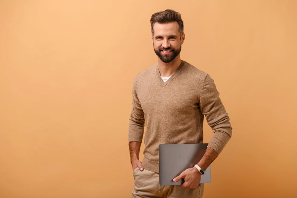 Firmengründer am Laptop